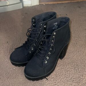 Black lace platform heel